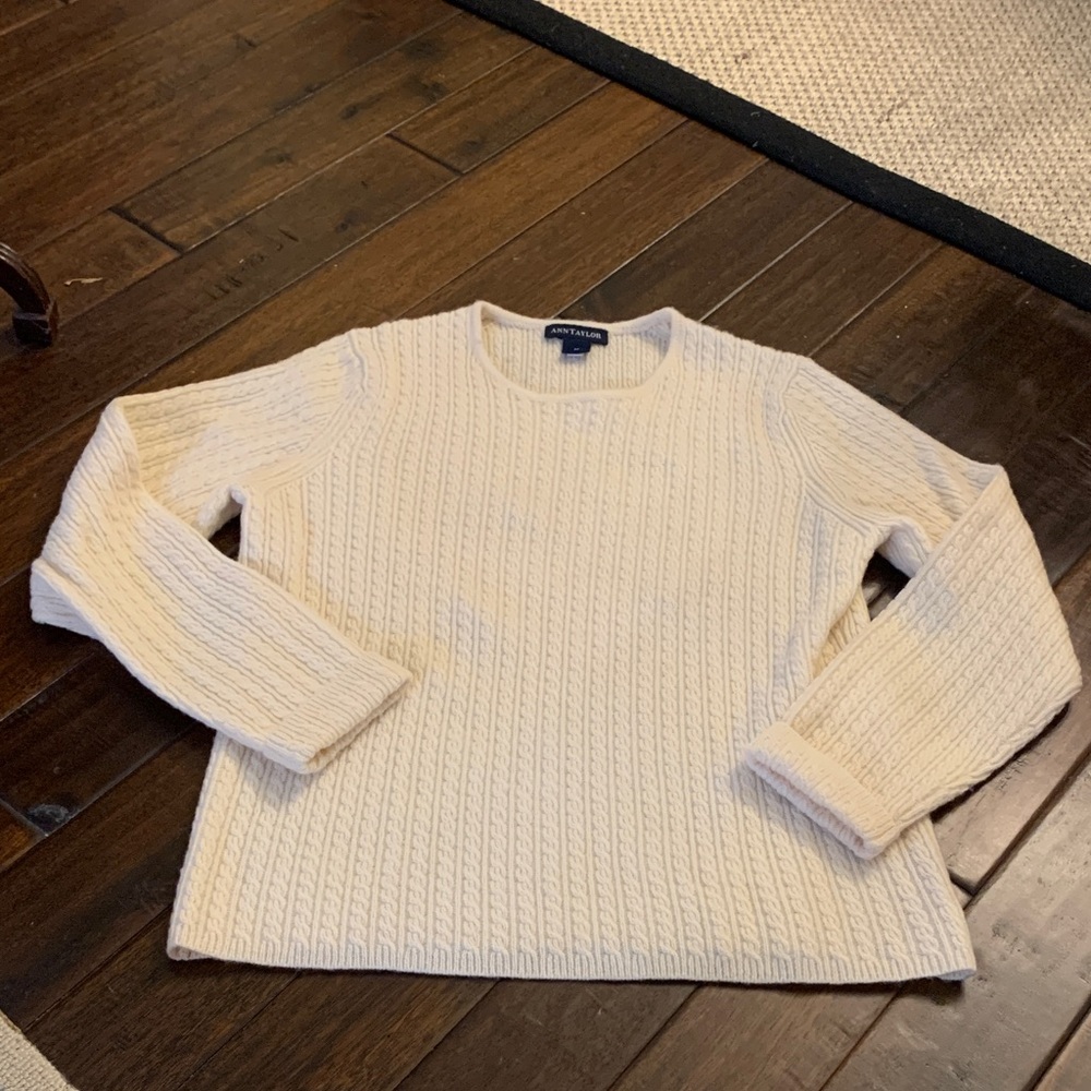 Ann Taylor Cream Lambswool Cable Knit Sweater Size Medium EUC